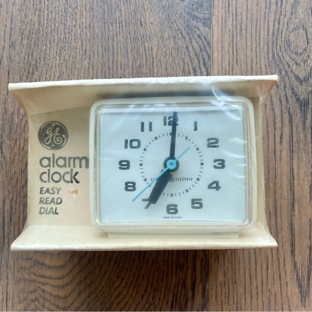 ***SOLD*** BNIB Vitage/Retro GE Electric Alarm Clock - Antique White